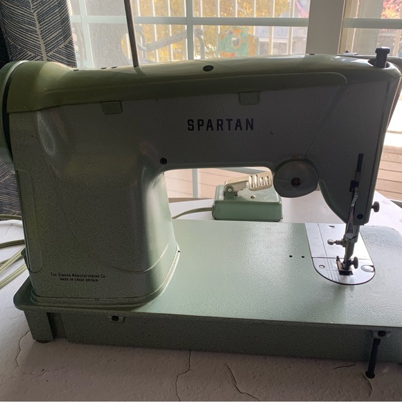 Vintage Spartan Singer Sewing Machine - Picture 3 of 10